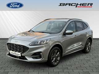 Schräge Frontansicht auf einen Ford Kuga , freigestellt