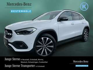 Schräge Frontansicht auf einen Mercedes-Benz GLA , freigestellt