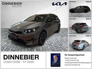 Schräge Frontansicht auf einen Kia cee'd , freigestellt