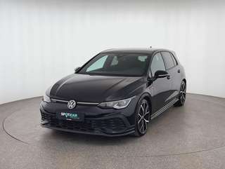 Schräge Frontansicht auf einen Volkswagen Golf , freigestellt