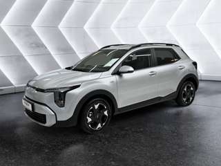 Schräge Frontansicht auf einen Kia Stonic , freigestellt