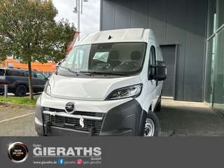 Schräge Frontansicht auf einen Opel Movano , freigestellt