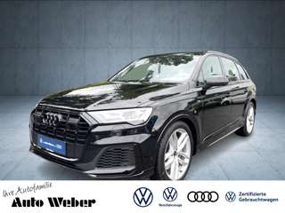Schräge Frontansicht auf einen Audi Q7 , freigestellt