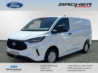Schräge Frontansicht auf einen Ford Transit Custom , freigestellt