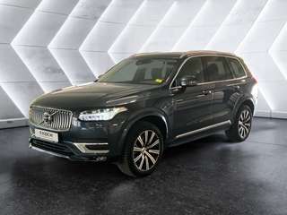 Schräge Frontansicht auf einen Volvo XC90 , freigestellt