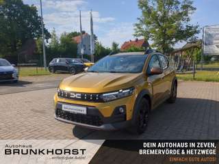 Schräge Frontansicht auf einen Dacia Sandero , freigestellt