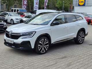 Schräge Frontansicht auf einen Renault Espace , freigestellt