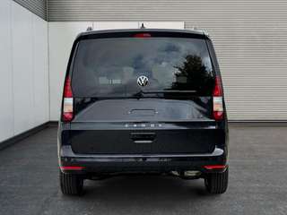 Schräge Frontansicht auf einen Volkswagen Caddy , freigestellt