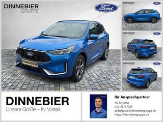 Schräge Frontansicht auf einen Ford Kuga , freigestellt