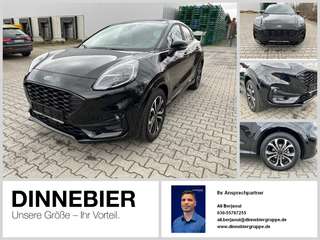 Schräge Frontansicht auf einen Ford Puma , freigestellt