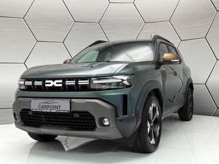 Schräge Frontansicht auf einen Dacia Duster , freigestellt