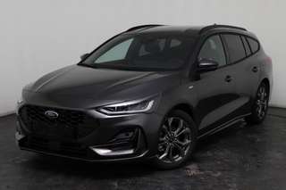 Schräge Frontansicht auf einen Ford Focus , freigestellt
