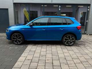 Schräge Frontansicht auf einen Skoda Kamiq , freigestellt