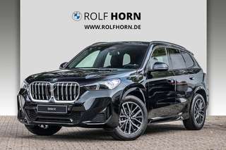 Schräge Frontansicht auf einen BMW X1 , freigestellt