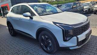 Schräge Frontansicht auf einen Kia Sportage , freigestellt