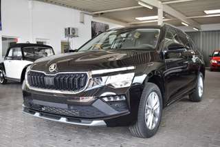 Schräge Frontansicht auf einen Skoda Kamiq , freigestellt