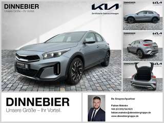 Schräge Frontansicht auf einen Kia XCeed , freigestellt