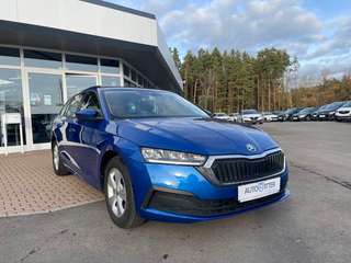 Schräge Frontansicht auf einen Skoda Octavia , freigestellt