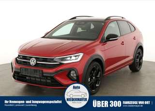 Schräge Frontansicht auf einen Volkswagen Taigo , freigestellt