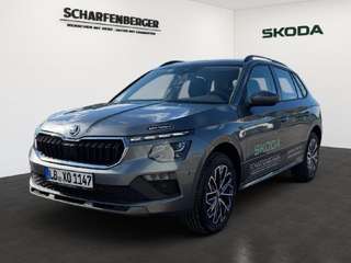 Schräge Frontansicht auf einen Skoda Kamiq , freigestellt