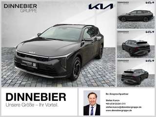 Schräge Frontansicht auf einen Kia K4 , freigestellt