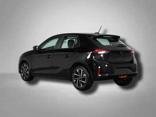 Schräge Frontansicht auf einen Opel Corsa , freigestellt