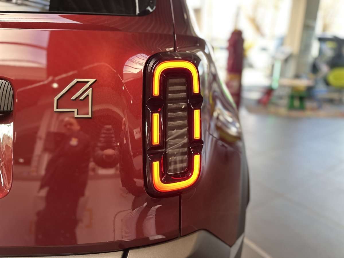 Fahrzeugbild eines Renault 4 E-TECH