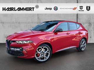 Schräge Frontansicht auf einen Alfa Romeo Tonale , freigestellt