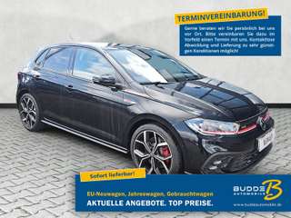 Schräge Frontansicht auf einen Volkswagen Polo , freigestellt