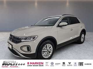 Schräge Frontansicht auf einen Volkswagen T-Roc , freigestellt