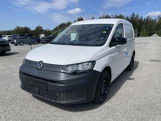 Schräge Frontansicht auf einen Volkswagen Caddy , freigestellt