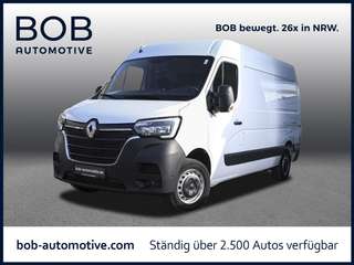Schräge Frontansicht auf einen Renault Master , freigestellt