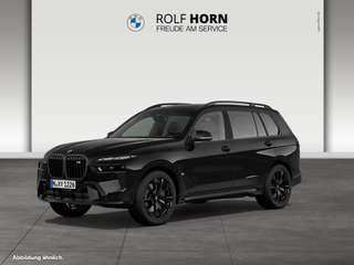 Schräge Frontansicht auf einen BMW X7 , freigestellt