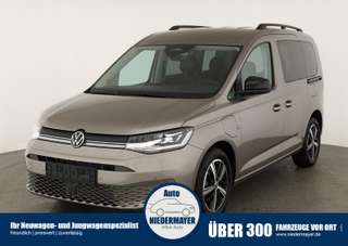 Schräge Frontansicht auf einen Volkswagen Caddy , freigestellt