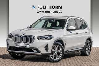 Schräge Frontansicht auf einen BMW X3 , freigestellt