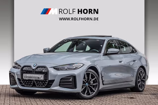 Schräge Frontansicht auf einen BMW i4 , freigestellt