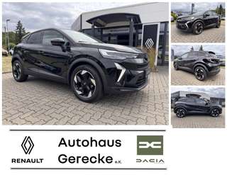 Schräge Frontansicht auf einen Renault Captur , freigestellt