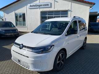 Schräge Frontansicht auf einen Volkswagen Caddy , freigestellt