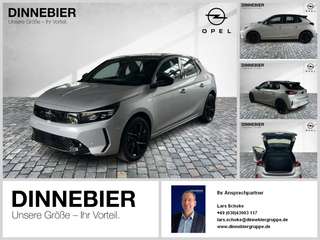 Schräge Frontansicht auf einen Opel Corsa , freigestellt