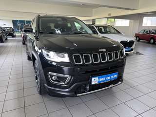 Schräge Frontansicht auf einen Jeep Compass , freigestellt