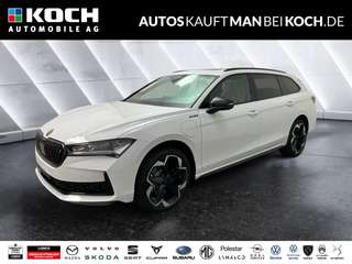 Schräge Frontansicht auf einen Skoda Superb , freigestellt
