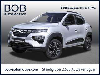 Schräge Frontansicht auf einen Dacia Spring , freigestellt