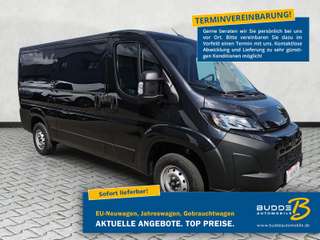 Schräge Frontansicht auf einen Fiat Ducato , freigestellt