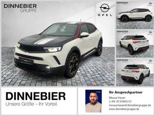 Schräge Frontansicht auf einen Opel Mokka , freigestellt
