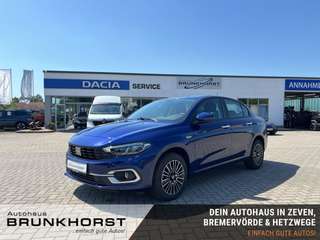 Schräge Frontansicht auf einen Fiat Tipo , freigestellt