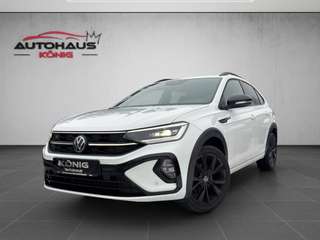 Schräge Frontansicht auf einen Volkswagen Taigo , freigestellt