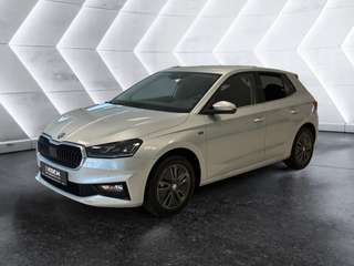 Schräge Frontansicht auf einen Skoda Fabia , freigestellt