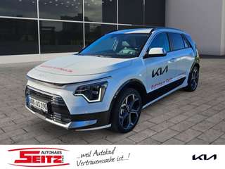 Schräge Frontansicht auf einen Kia Niro , freigestellt