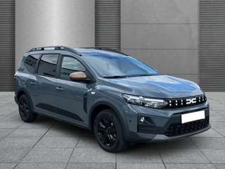 Schräge Frontansicht auf einen Dacia Jogger , freigestellt