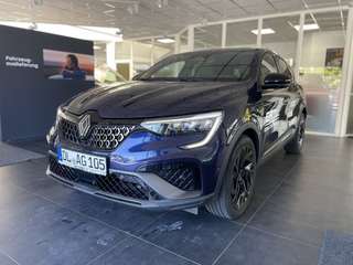 Schräge Frontansicht auf einen Renault Arkana , freigestellt